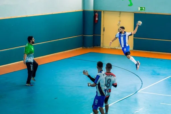 handball player shooting